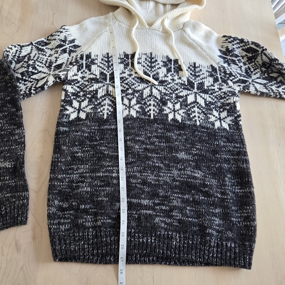 Cozy Knit Hooded Sweater with Snowflake Pattern - Picture 8 of 11